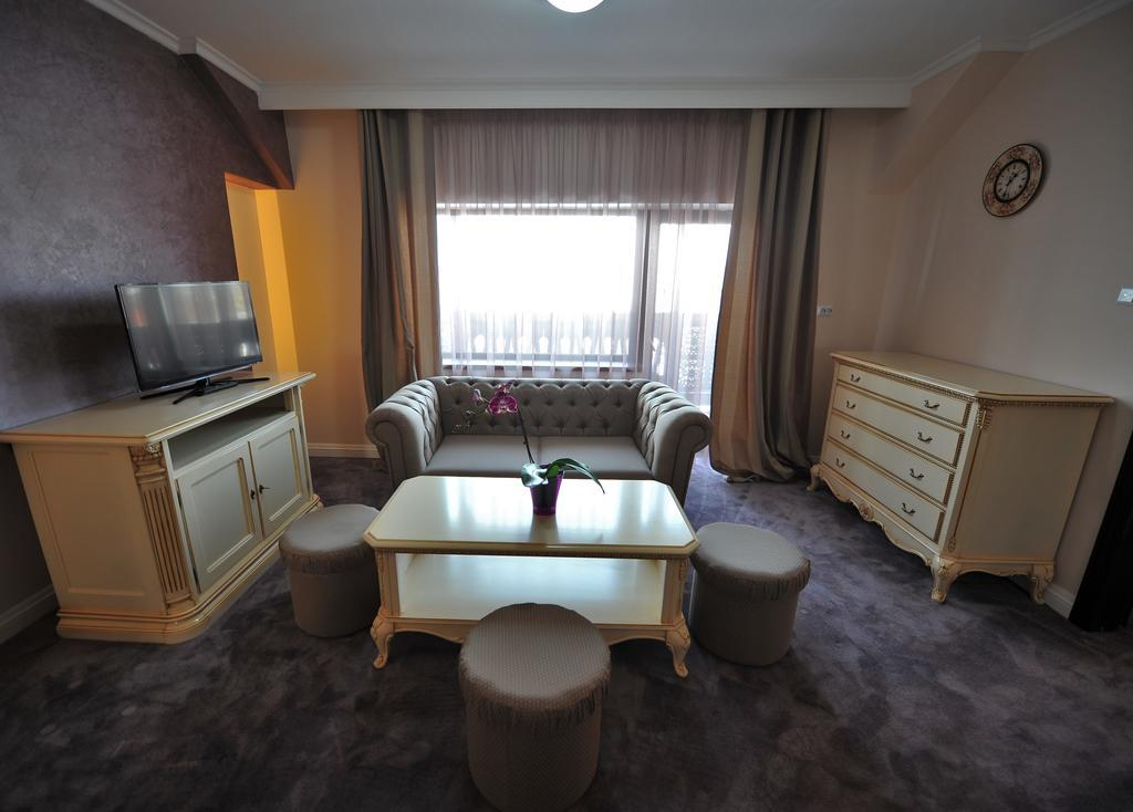 Hotel Carul Din Stele Coţofenii din Faţă Exterior foto